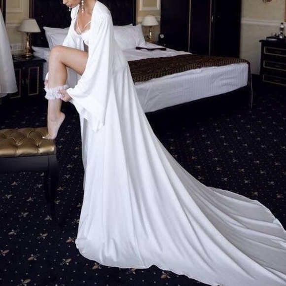 Elegant White Long Bridal Dress with Train - Picture 3 of 3